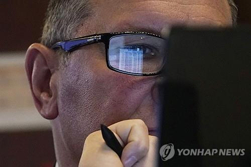 뉴욕 증권거래소의 트레이더[AP 연합뉴스 자료사진]